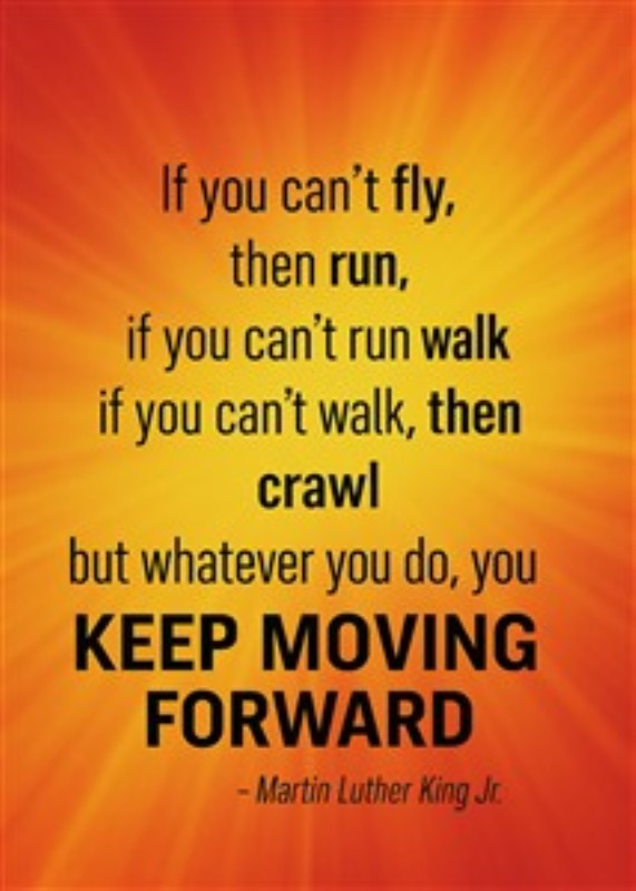 Fremad med mod: Inspirerende citat - Giv dit hjem et boost af motivation med dette farverige citat fra Martin Luther King Jr., der opfordrer til at fortsætte fremad – uanset hvad. Det perfekte element til at inspirere både tanke og handling i dit rum.