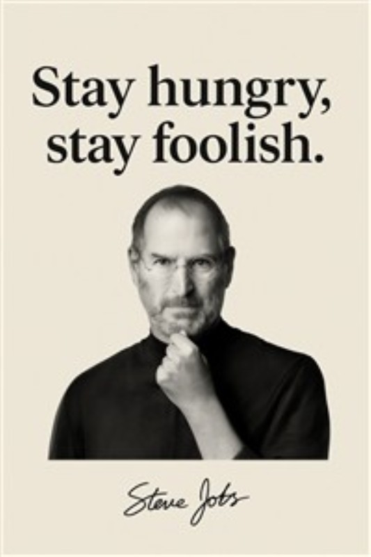 Forbliv sulten, forbliv idiotisk - Citatplakat - Denne plakat præsenterer det ikoniske citat fra Steve Jobs, der opfordrer til at følge sine drømme og forblive nysgerrig. Perfekt til at inspirere i ethvert rum, giver den et strejf af motivation til din indretning.