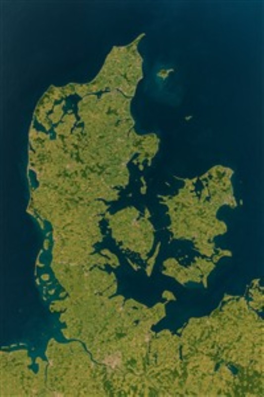 Danmarks Smukke Landskab Fra Luften - Oplev det betagende landskab og de velkendte kystlinjer i Danmark via dette detaljerede luftfoto. Perfekt til at bringe et stykke af naturen ind i dit hjem.